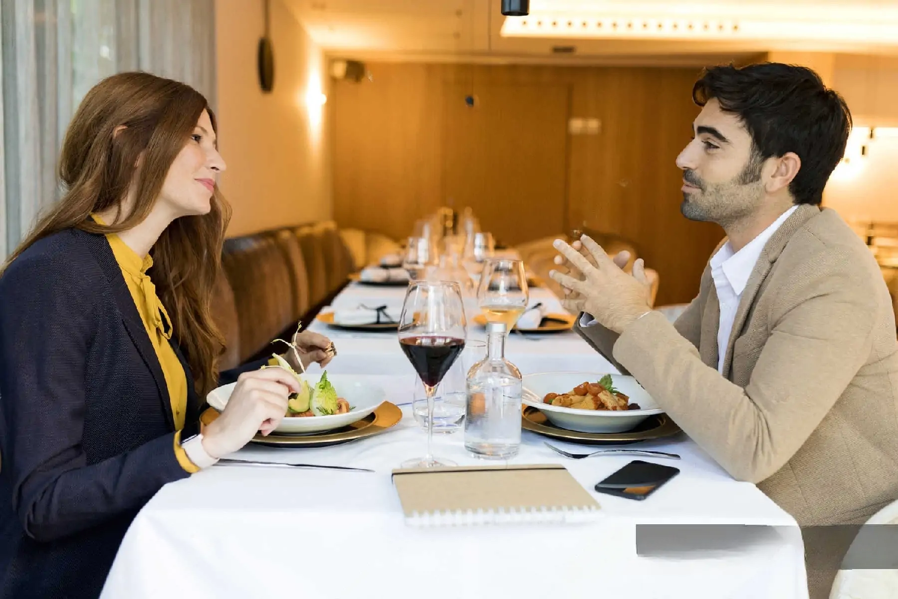 Banquière enculée par son client dans les toilettes d&rsquo;un restaurant