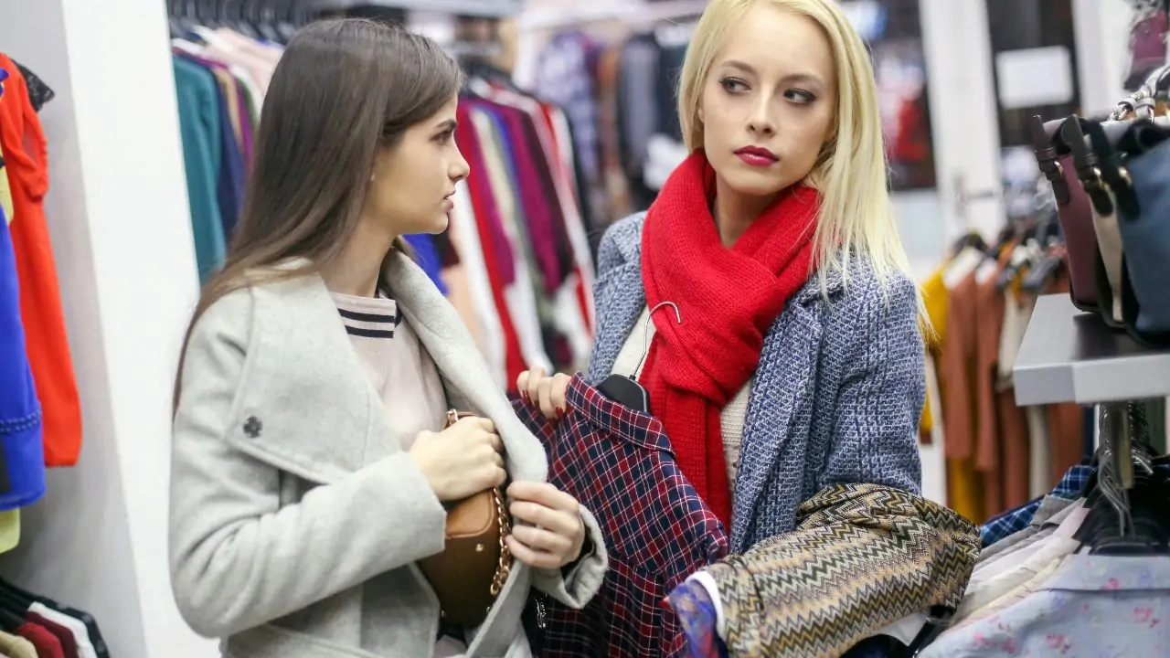 Voleuse se fait défoncer l&rsquo;anus par le vigile du supermarché