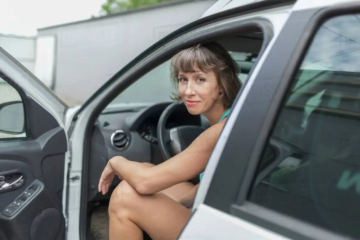 Femme mature s&rsquo;exhibe et branle un groupe d&rsquo;hommes