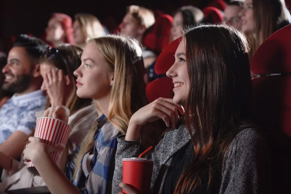 Jeune fille caressée et masturbée au cinéma